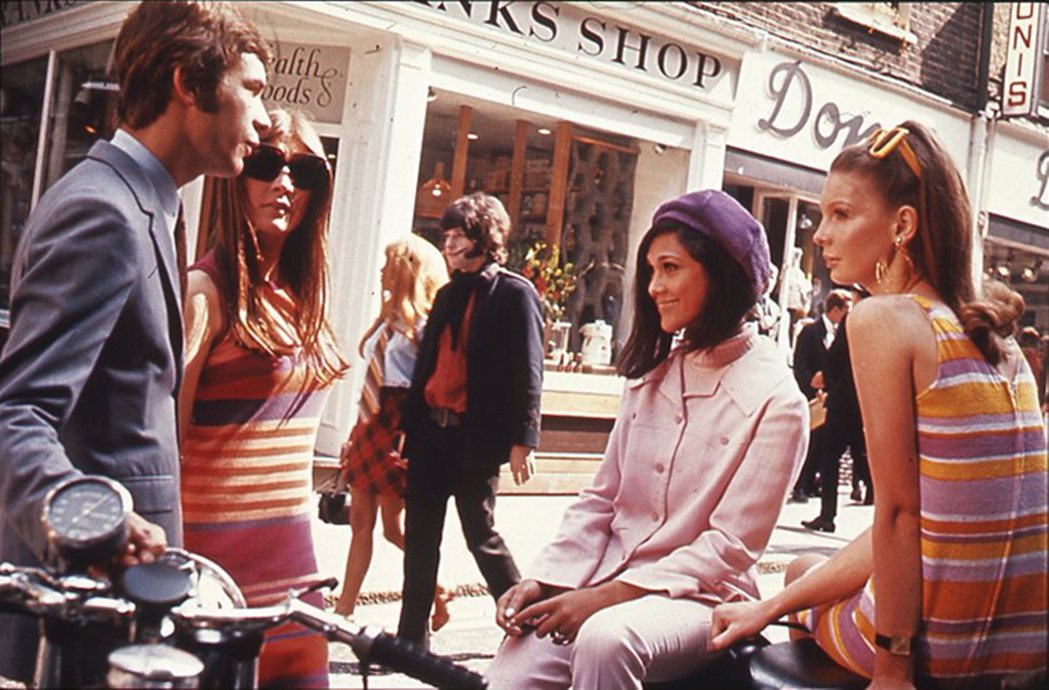 1966年的倫敦卡納比街街景，當時此地的街頭衣著小店、流行風格漸漸取代了過去高級...