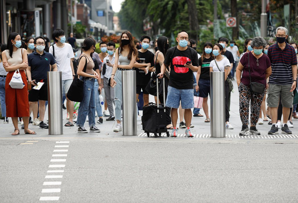 新加坡從2022年1月1日疫情開始迄今，歷時三個半月，目前開放邊境，並大幅度恢復社會活動。圖為新加坡行人街景。 圖／路透社