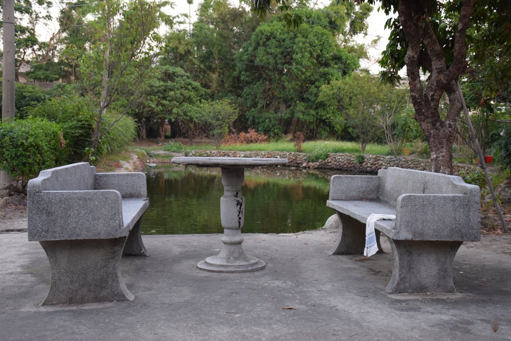 半月池與磨石子桌椅。 圖／作者拍攝