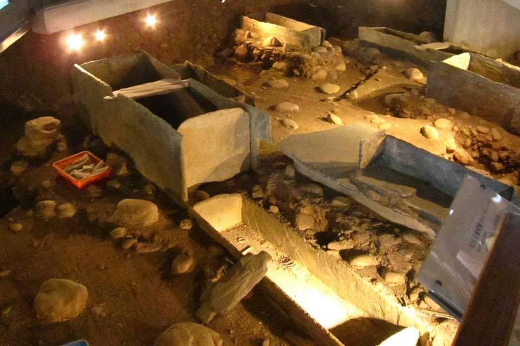 卑南文化公園內的部分石棺（複製品）挖掘現場。 圖 / 維基共享