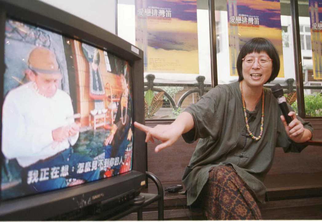 2000年，人類學者胡台麗與其紀錄片《愛戀排灣笛》。 圖／聯合報系資料照