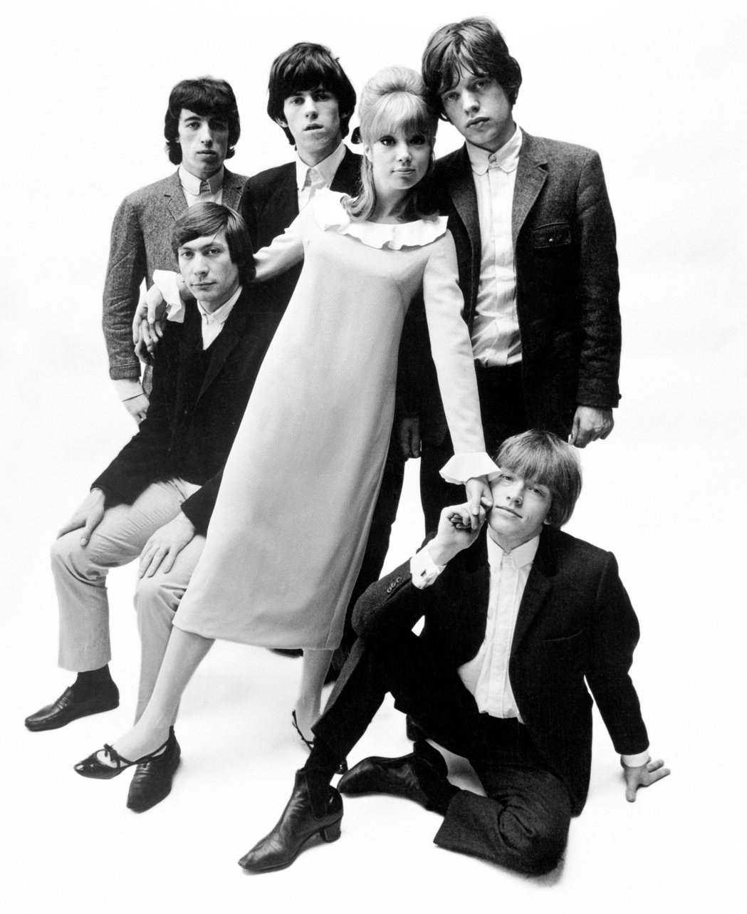 模特兒貝蒂・伯伊德穿著《瑪菲特小姐》與滾石樂團合影，1964 年。 Photog...