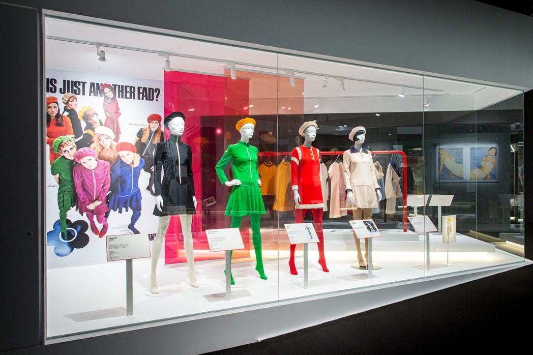 由英國V&A博物館策劃的世界巡迴展《瑪莉官：時尚革命者》，集結逾120件服飾、時...