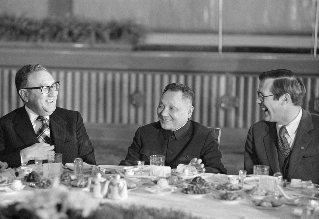 1974年，時任中國國務院副總理的鄧小平在北京人民大會堂設宴款待美國國務卿季辛吉（左）與白宮幕僚長倫斯斐（右）。 圖／美聯社