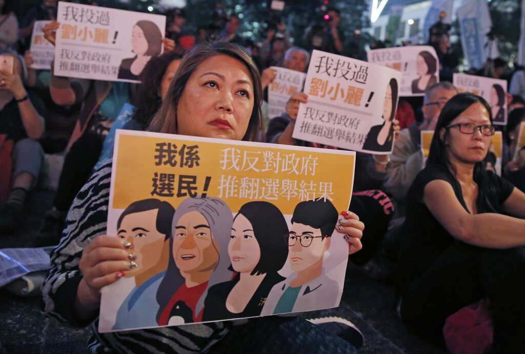 2016年，示威者在香港舉行的示威活動中舉著標有新當選的香港民主派立法會議員姚松炎（左起）、梁國雄、劉小麗和羅冠聰的海報 圖／美聯社
