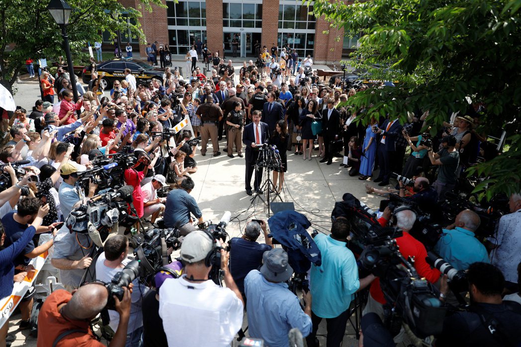 強尼戴普的兩名律師6月1日在法庭宣判後，至法院外向媒體發言。 圖／路透社