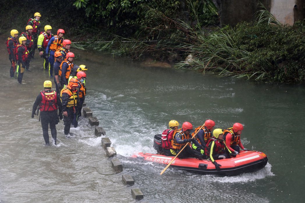 去年10月16日新北市雙溪區虎豹潭溪水暴漲，發生6名遊客落水意外。 圖／聯合報系資料照片