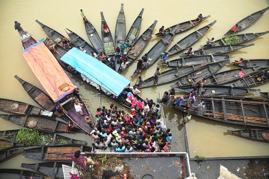 此次災情最嚴重的地區之一位於孟加拉東北部的錫爾赫特（Sylhet），人們聚集領取...