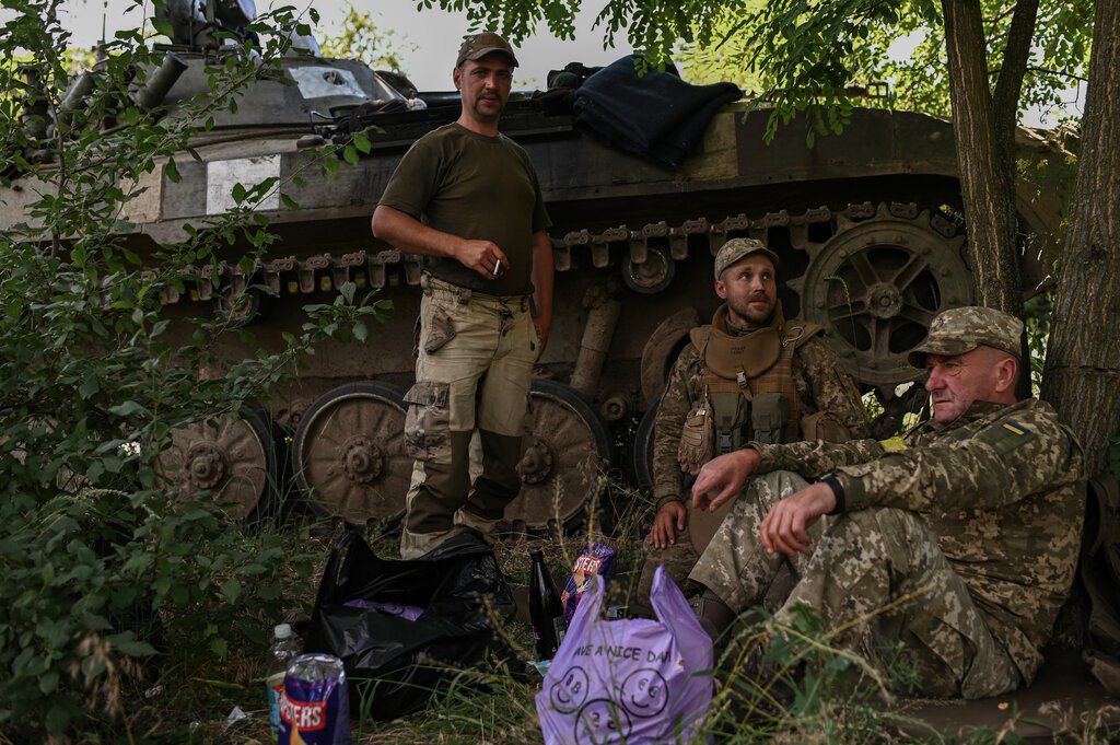 圖為俄烏戰爭期間，烏克蘭軍人在頓內次克地區的巴赫木特鎮上稍作休息。 圖／美聯社