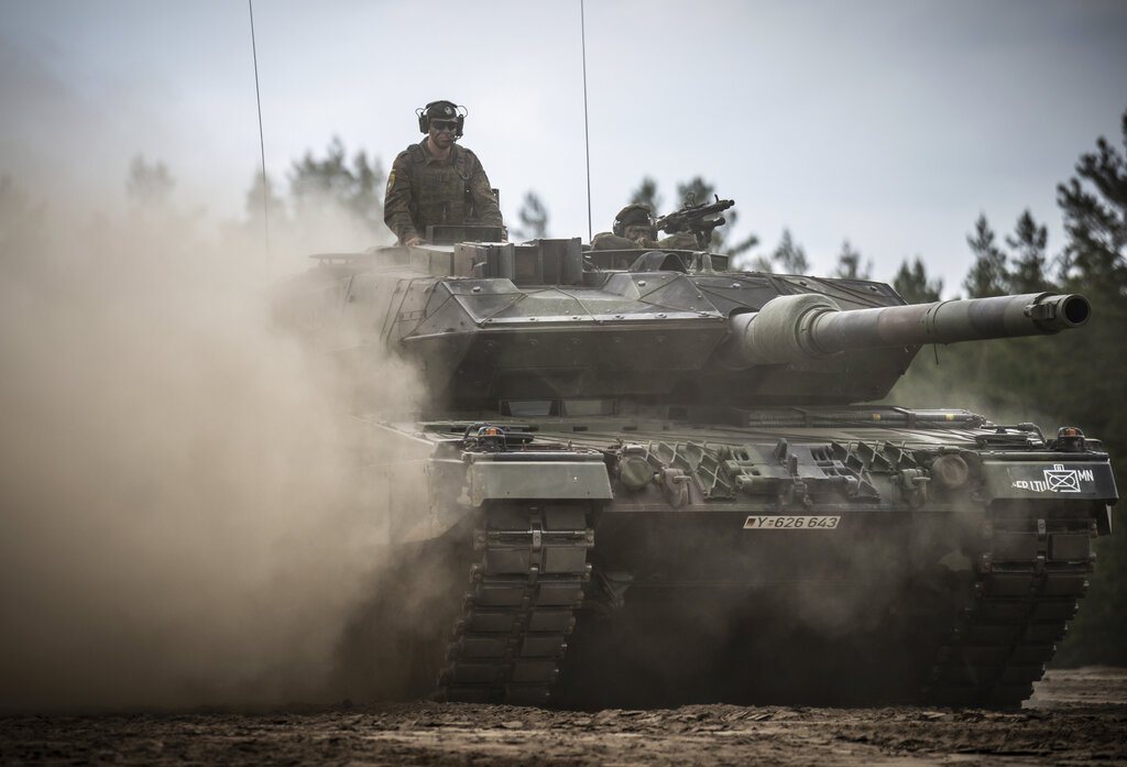 由北約EFP部署的德國陸軍Leopard-2坦克駛過位在立陶宛的阿德里安羅恩營地。 圖／美聯社