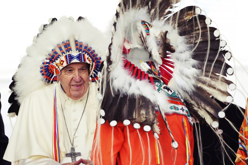 教宗方濟各在加拿大之行當中，會見不同原住民代表。 圖／美聯社 