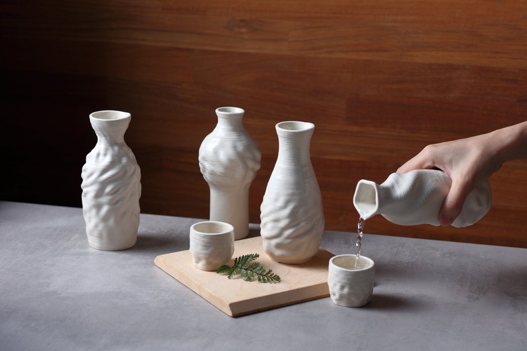 李建佑、陳瓊茹、張政凱運用陶瓷廢料、釉料、參數設計與3D列印製作的清酒壺。 圖／...