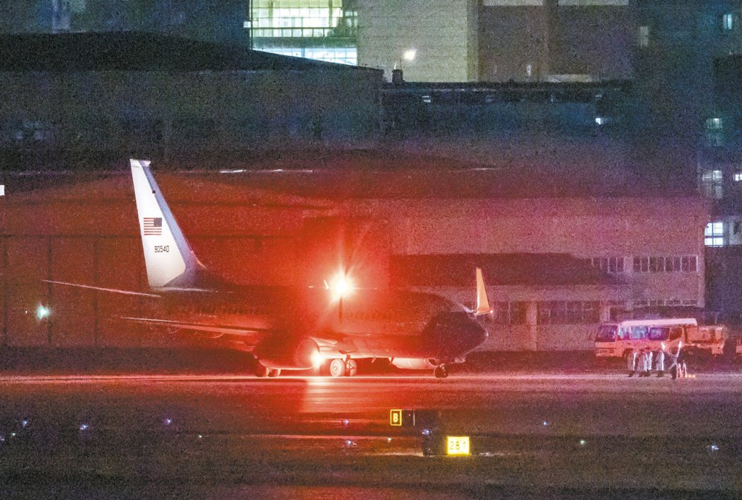 裴洛西2日晚間飛抵台北松山機場。 圖／本報系資料圖庫
