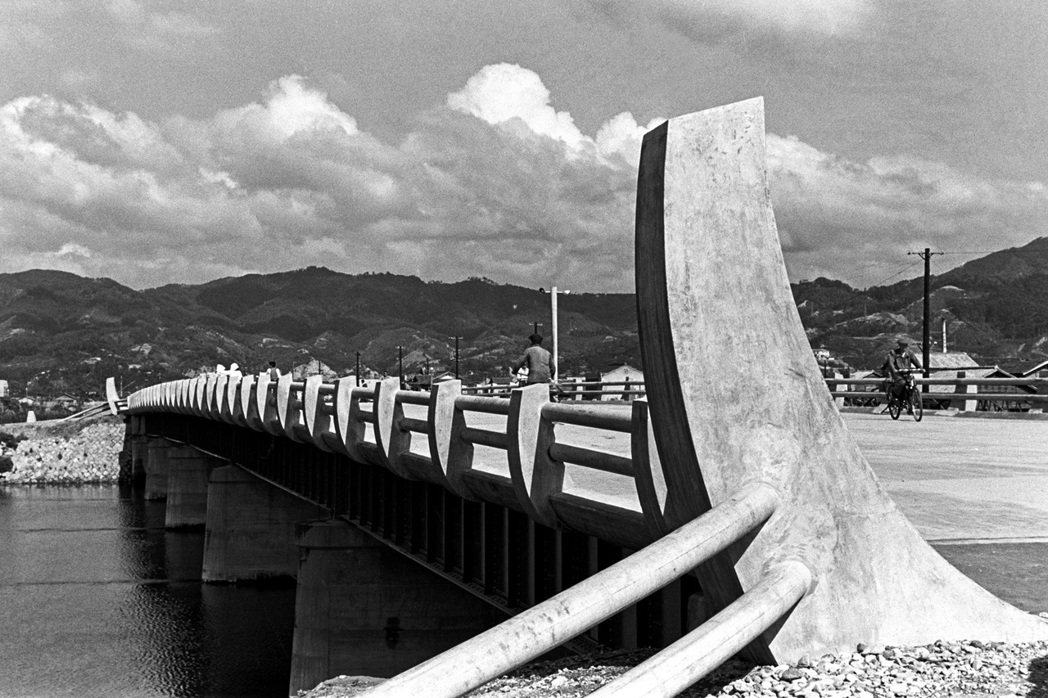 日裔美國藝術家野口勇所設計的「和平大橋」原爆紀念公共藝術。 圖／野口勇基金會