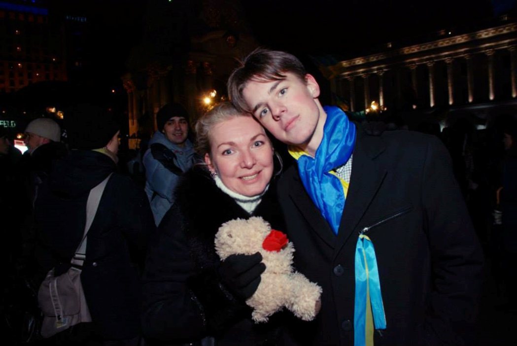 2013 年 12 月 22 日，羅曼和母親 Svitlana Povalyae...