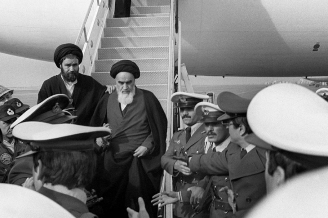 圖為何梅尼1979年返回伊朗，一下飛機便由當局護送。 圖／法新社  