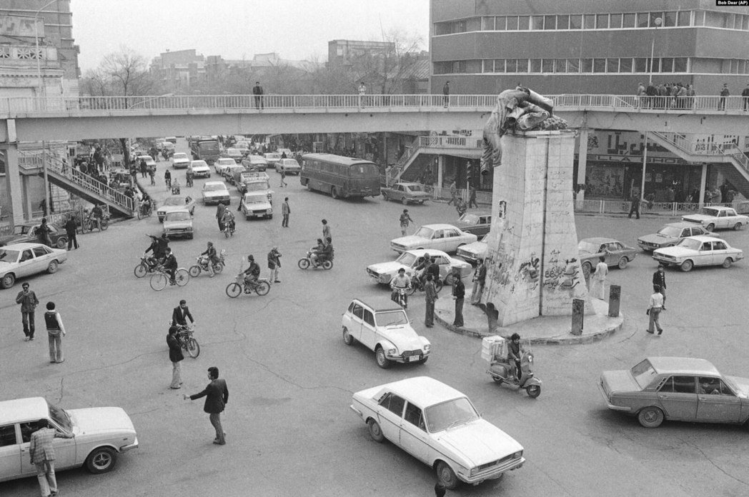 1979年1月18日，德黑蘭市區的國王雕像倒塌。 圖／美聯社  