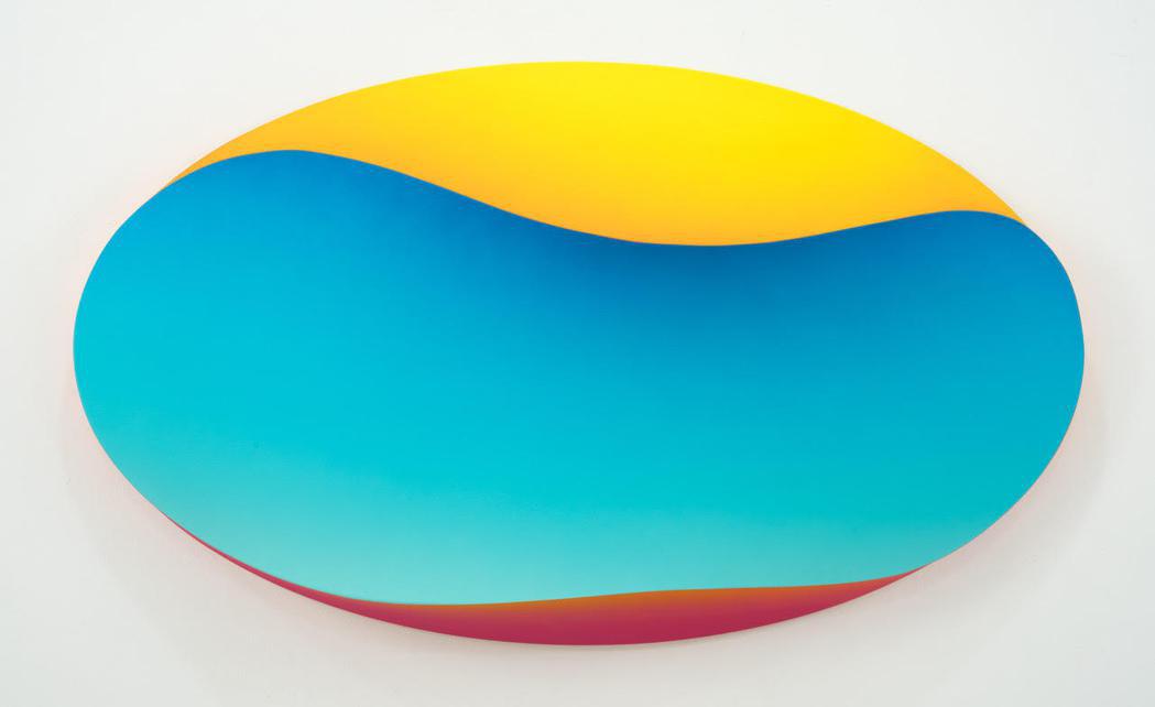 楊克拉擅長以圓形為主題搭配不同顏色的漸層噴漆來講述空間的深度，他可以讓平面看起來...