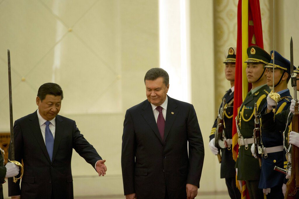 親近中國與俄羅斯的前烏克蘭總統亞努科維奇（圖右）還曾在2013年12月特地訪問中國，進一步簽署烏中廣泛友好合作協定，加強推動烏中「戰略夥伴關係」。 圖／美聯社