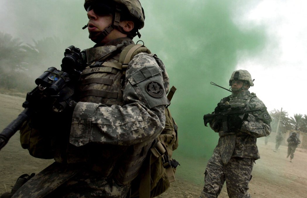 美軍在伊拉克和阿富汗的戰爭，解放軍注意到那些能力較弱的對手設法給美軍造成了嚴重的傷亡，打擊了美軍的士氣。圖為伊拉克的美軍士兵。 圖／美聯社