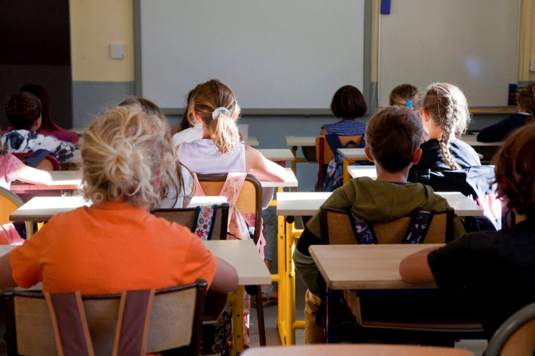 法國各級公立中小學師資不足的情形，教師缺課狀況讓部分家長跟學生焦慮。 圖／歐新社...