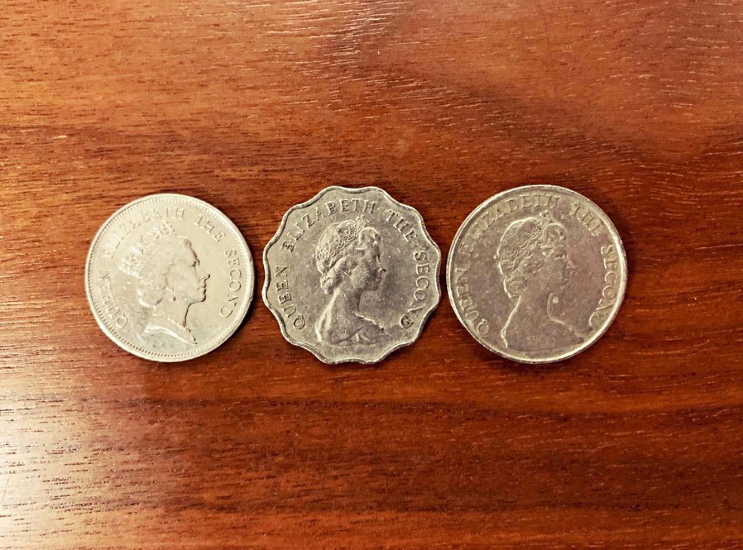 從左起是港幣一元、二元，和五元，能夠清晰看見不同年紀的女皇肖像。 圖／作者提...