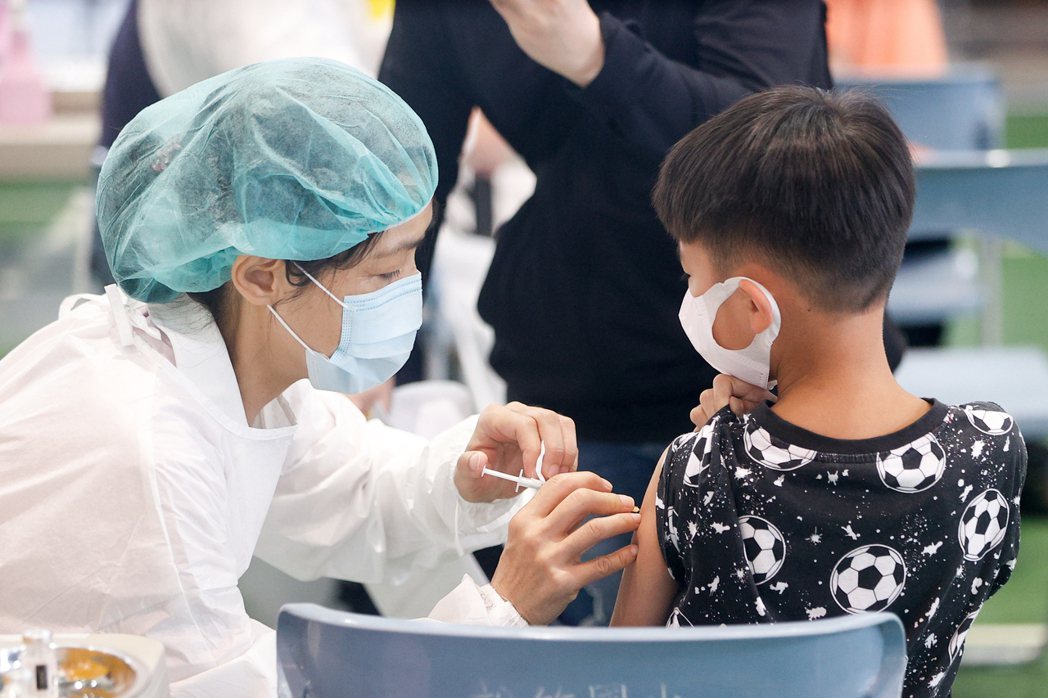 台灣5-11歲學童兩劑疫苗完成率僅約54%，若近半學童失去及時施打Omicron疫苗的保護資格，將導致校園持續傳播，持續影響學習權益。 圖／聯合報系資料照片