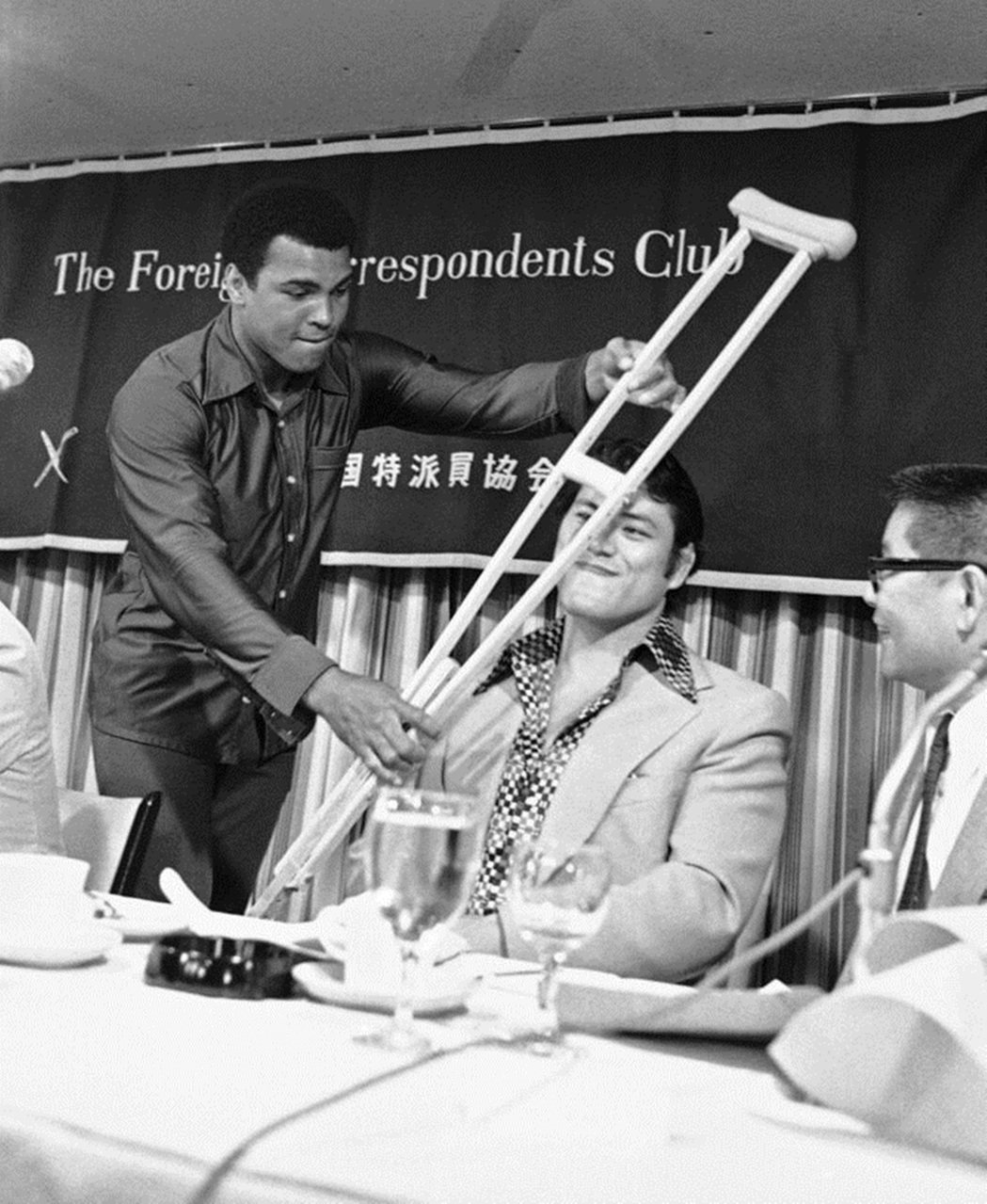 1976年豬木對決阿里，雙方在賽前記者會上的互相嗆聲營造氣勢，阿裡還故意拿了拐杖...