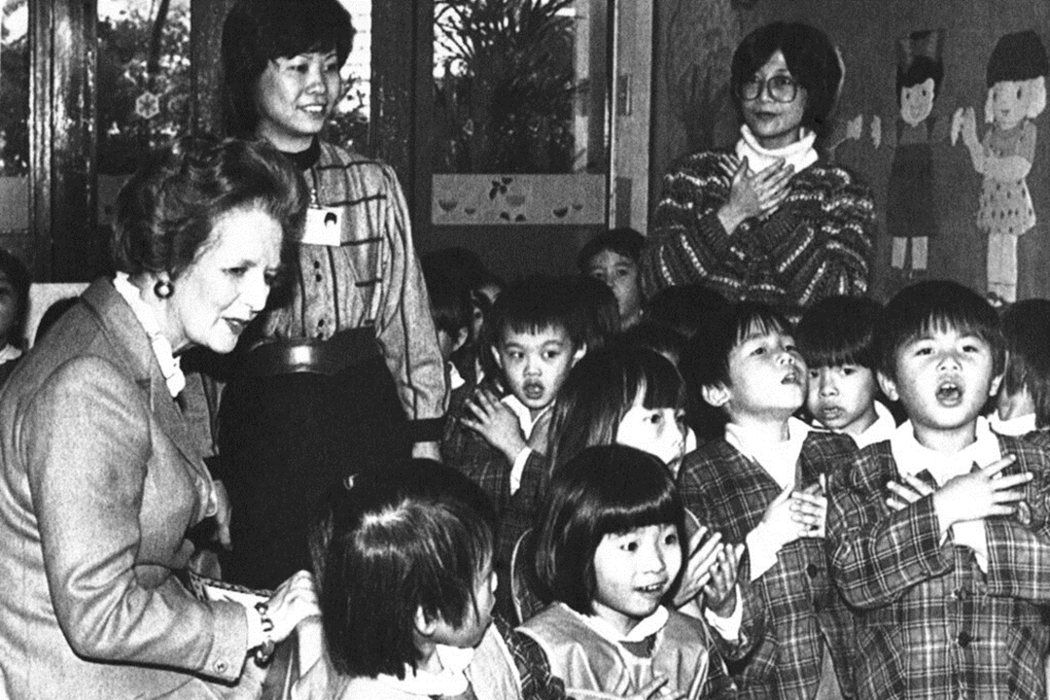 圖為1984年時任英國首相柴契爾在聖誕節前夕拜訪香港的幼兒園。1984年12月19日，中、英兩國就香港問題在北京簽署《中英聯合聲明》。 圖／美聯社
