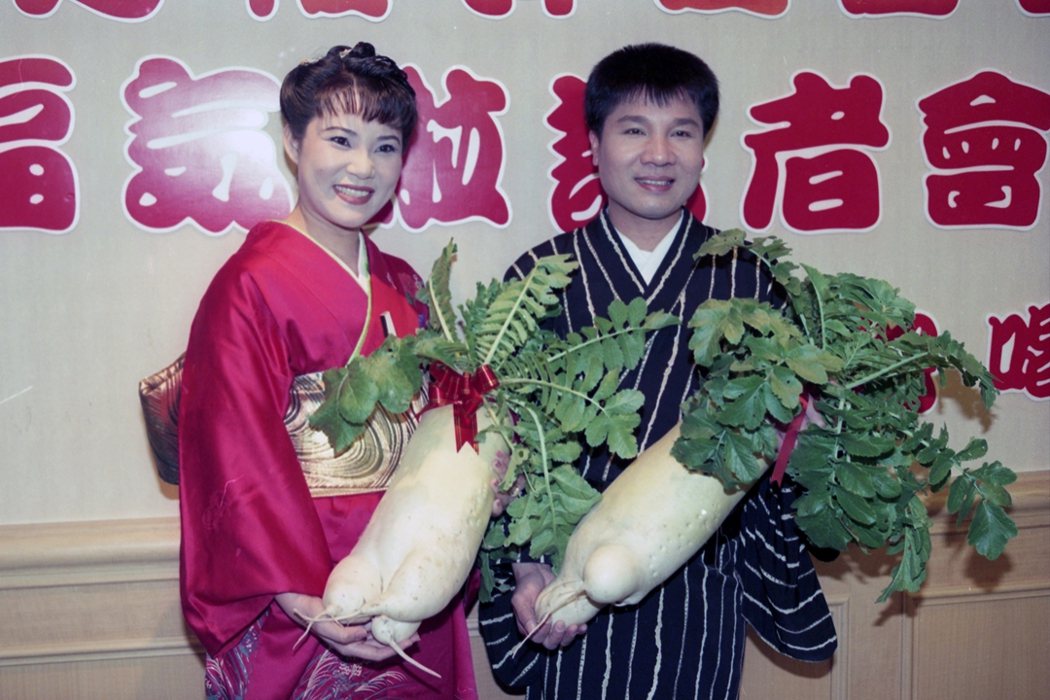 1996年高向鵬（右）、方怡萍（左）福氣啦記者會。 圖／聯合報系資料照片