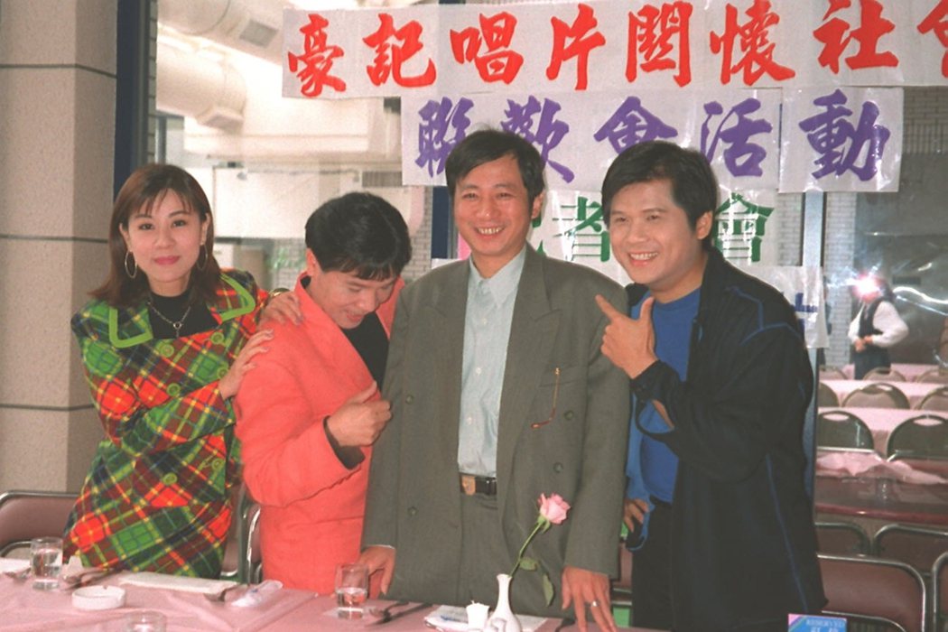 豪記唱片董事長吳東龍﹝右二﹞，率旗下歌手左起龍千玉、高向鵬和傅振輝至台南監獄演出。 圖／聯合報系資料照片