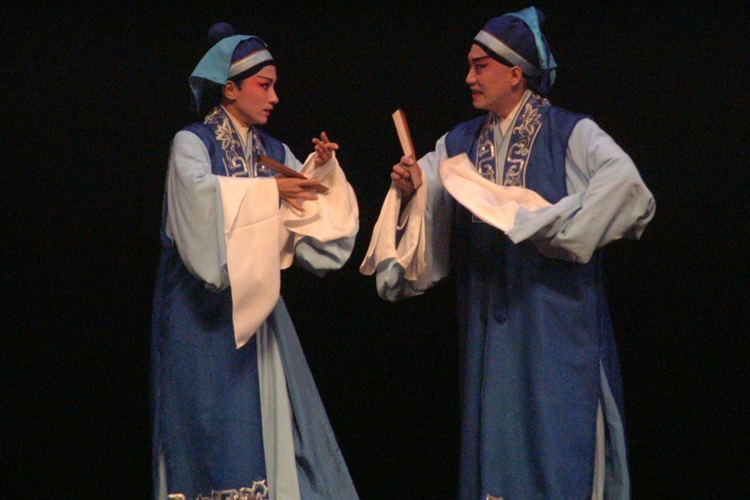 曾永義曾與國光劇團合作，在2004年推出「台灣首部自製崑劇」《梁山伯與祝英台》，由張美蘭（左）飾演祝英台，趙揚強飾演梁山伯。 圖／國光劇團提供