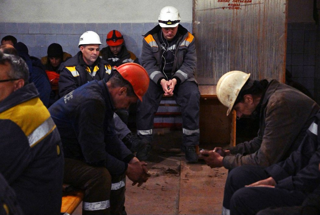 10月27日，烏克蘭的發電廠工人在空襲警報期間，於防空洞中靜靜等待。 圖／法新社...