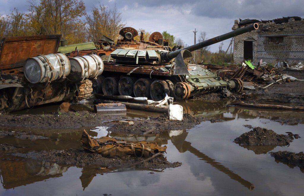 在烏克蘭近期失而復得的卡爾可夫，一輛在戰爭中受損的俄羅斯坦克。 圖／美聯社 　