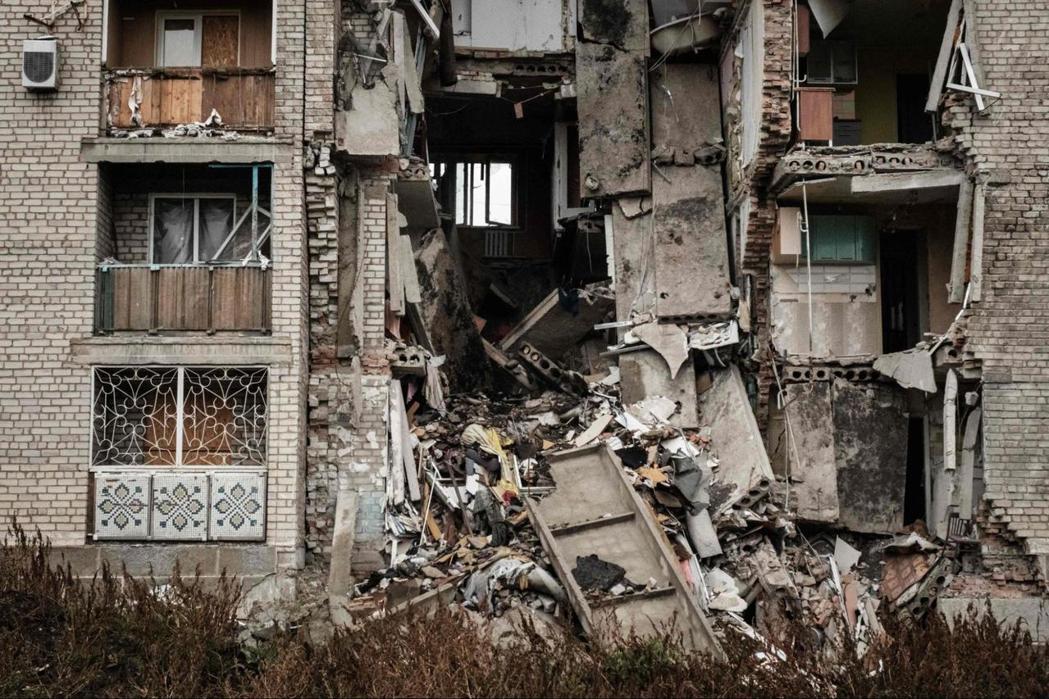位於烏克蘭頓涅茨克的前線城鎮巴赫穆特 (Bakhmut) ，一處被砲火摧毀的公寓...