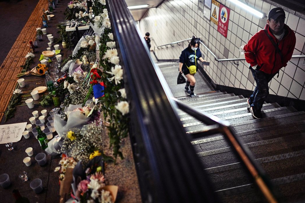 地鐵梨泰院站附近的悼念花束。 圖／法新社