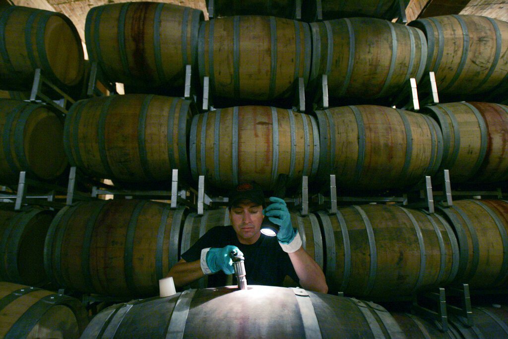 法國葡萄酒相關產業的雇用人數——如葡萄種植者、商人、酒瓶製造商、侍酒師等——人數...