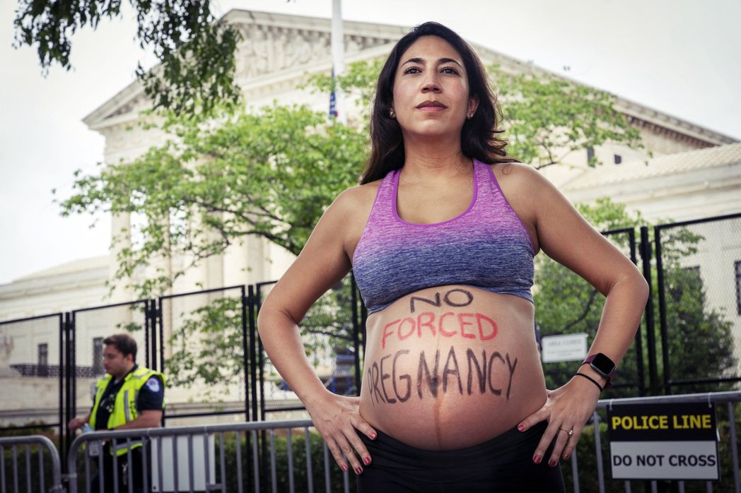 2022年5月14 日，懷孕7個月的女子在華盛頓最高法院外參加示威抗議。 圖...