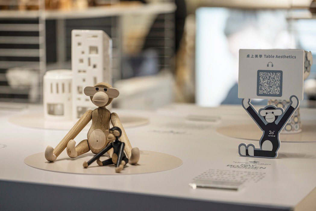 Kay Bojesen經典的木製玩具小猴，是主題展的小小導覽員，圖｜北歐櫥窗提供