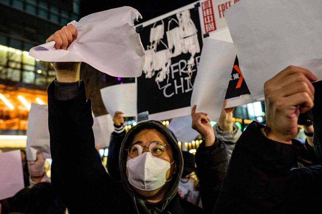 11月30日晚間，南韓的中國留學生至首爾弘大群由廣場路上發起示威、聲援白紙革命。...