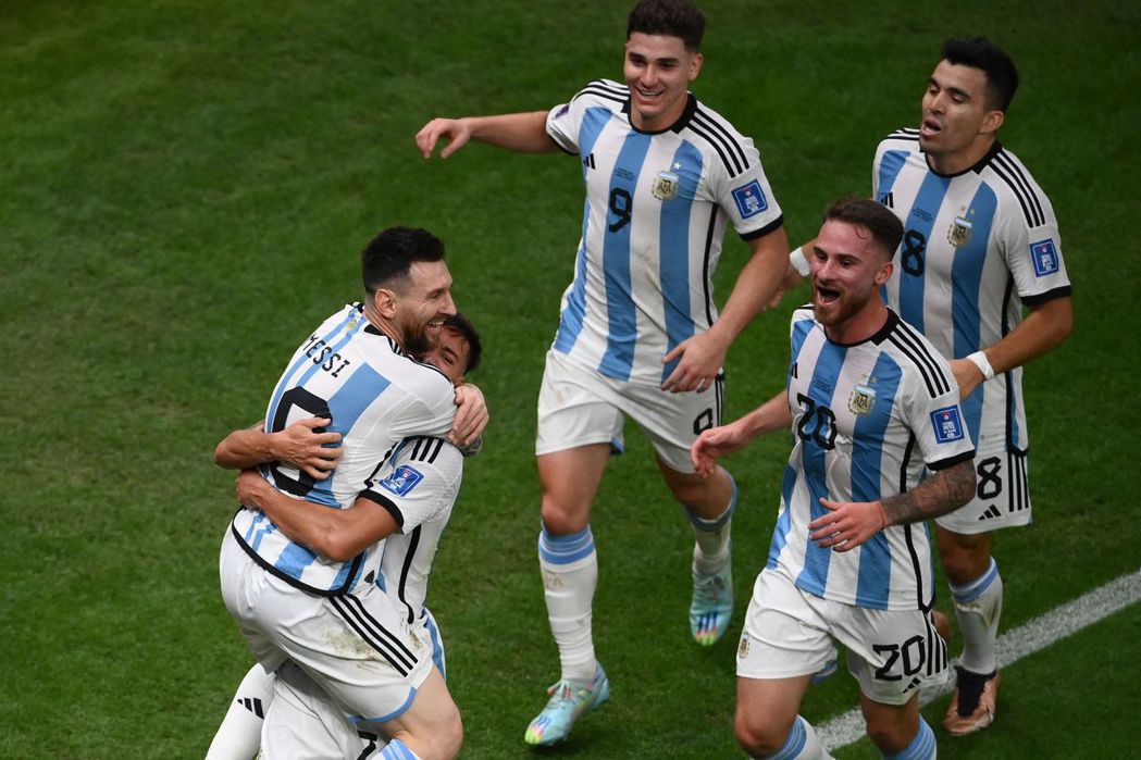 對陣荷蘭的比賽，阿根廷後衛莫利納進球，梅西擁抱他、艾瓦雷茲等隊友也趕來一起慶祝。...