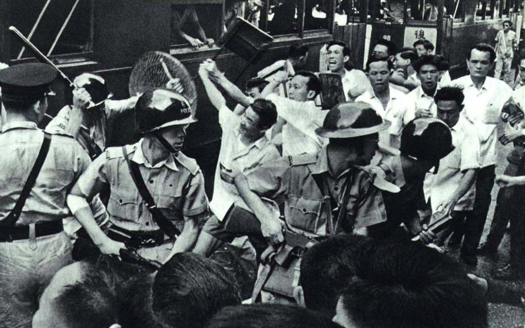 1967 年的六七暴動，警方與示威者對峙。 圖／維基共享