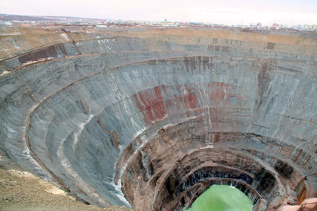 位於俄羅斯東部的鑽石開採場，開採鑽石對天然環境造成極大的影響 （圖片擷取：<a ...
