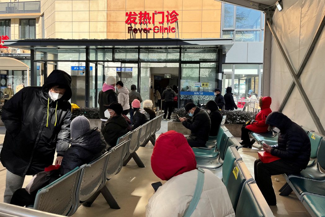 上海一處醫院外，發熱門診大排長龍。 圖／路透社