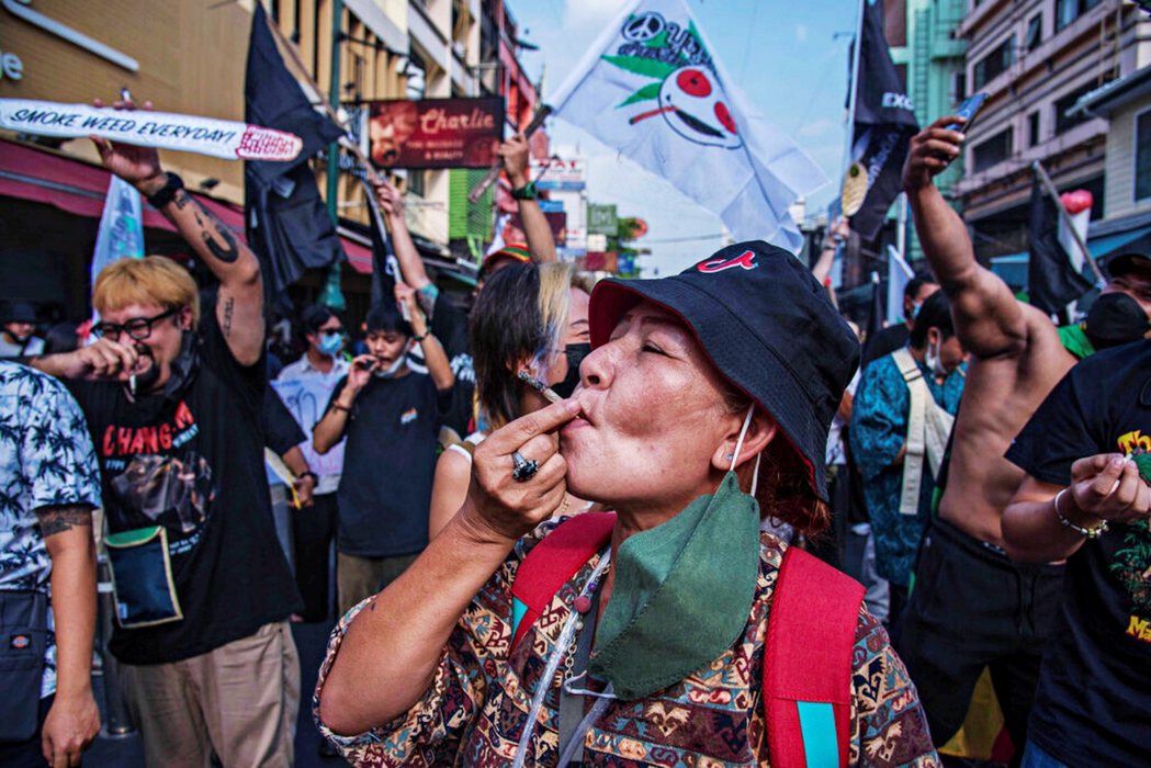 一名婦女在考山路上的示威活動中吸食大麻。 圖／美聯社　