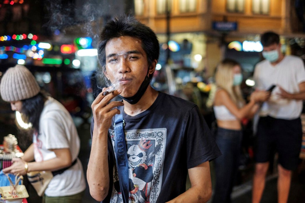 於曼谷接上抽大麻的男子。 圖／美聯社　