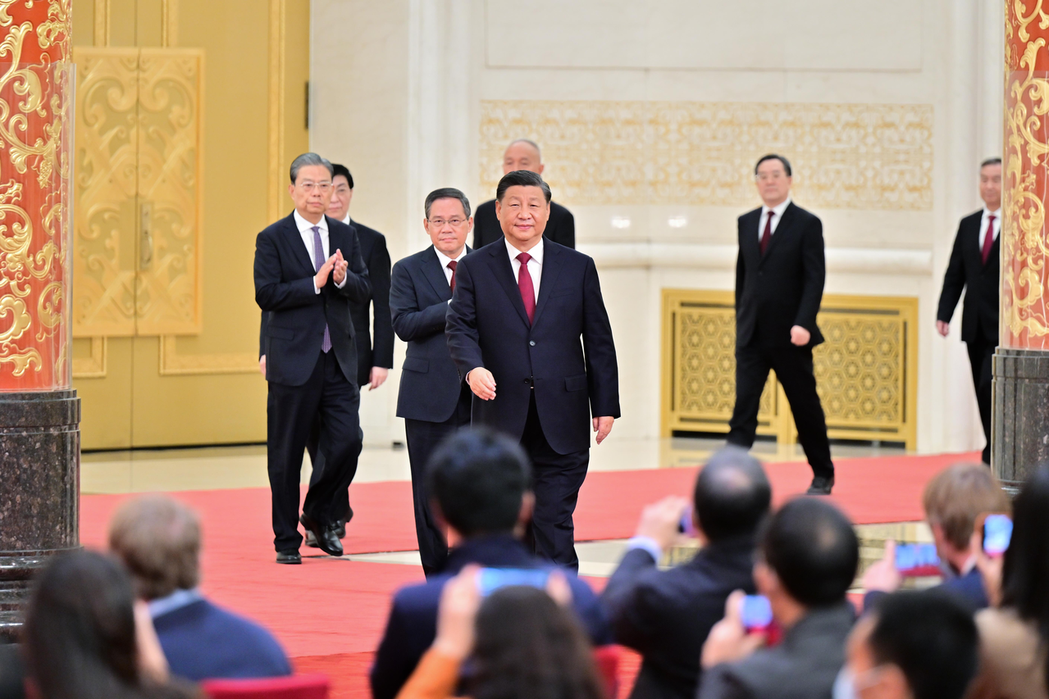 2022年10月23日，中國共產黨舉行二十大一中全會，習近平繼2018年3月修憲取消中國國家主席僅得連任一次的制度之後，打破自鄧小平以降的不成文規範，迎來擔任中國領導人的第三個任期。 圖／新華社