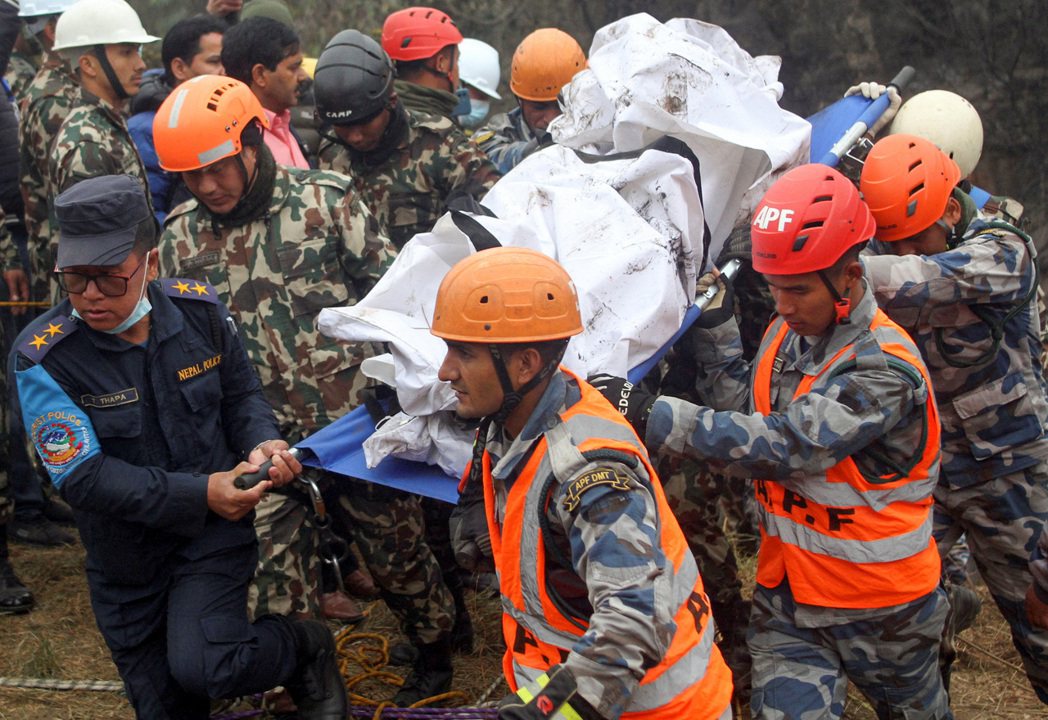 在目前已知遇難的乘客裡，除了54名尼泊爾人之外，還包括：印度5人、俄國4人、南韓...