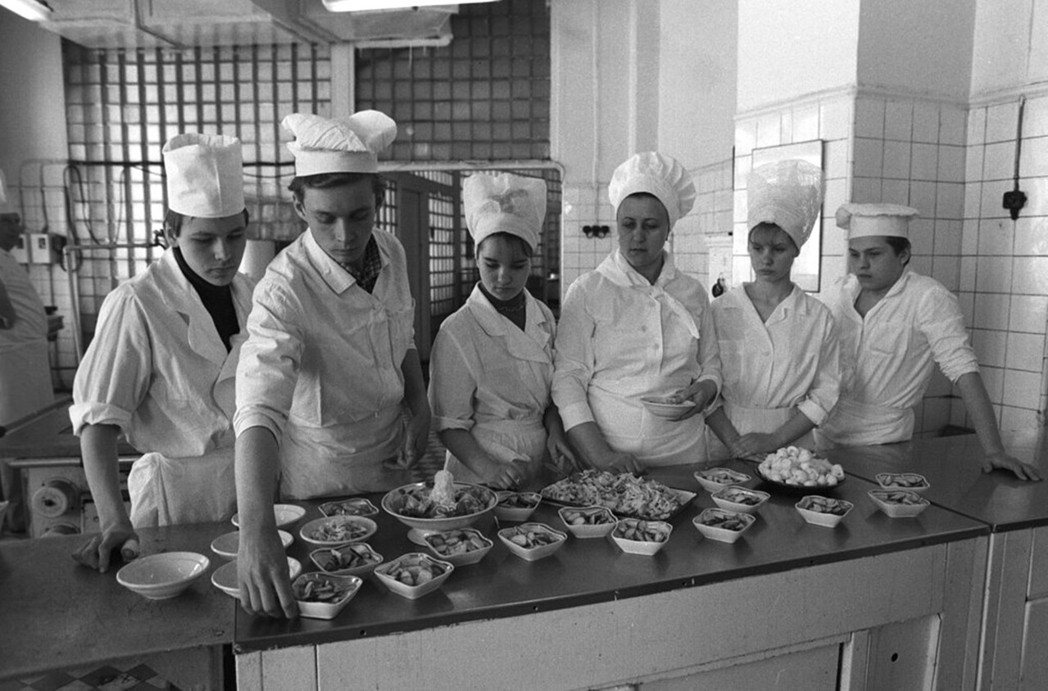 圖為1987年位於莫斯科一家餐廳的廚師學徒們。 圖／美聯社