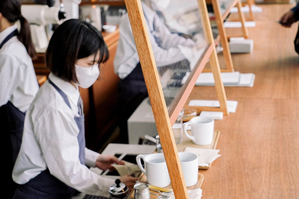 OGAWA COFFEE LABORATORY開放式吧台，拉近咖啡師與客人的距離...